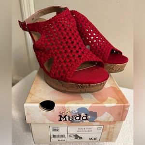 🌸🌸NIB Mudd Red Platform Sandals 🌸🌸